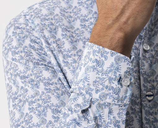 Wrinkle-resistant men's shirt with discreet pattern