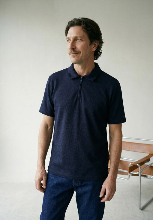 Homme portant un polo Beau-fils bleu marine en maille recyclée