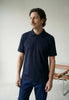 Homme portant un polo Beau-fils bleu marine en maille recyclée